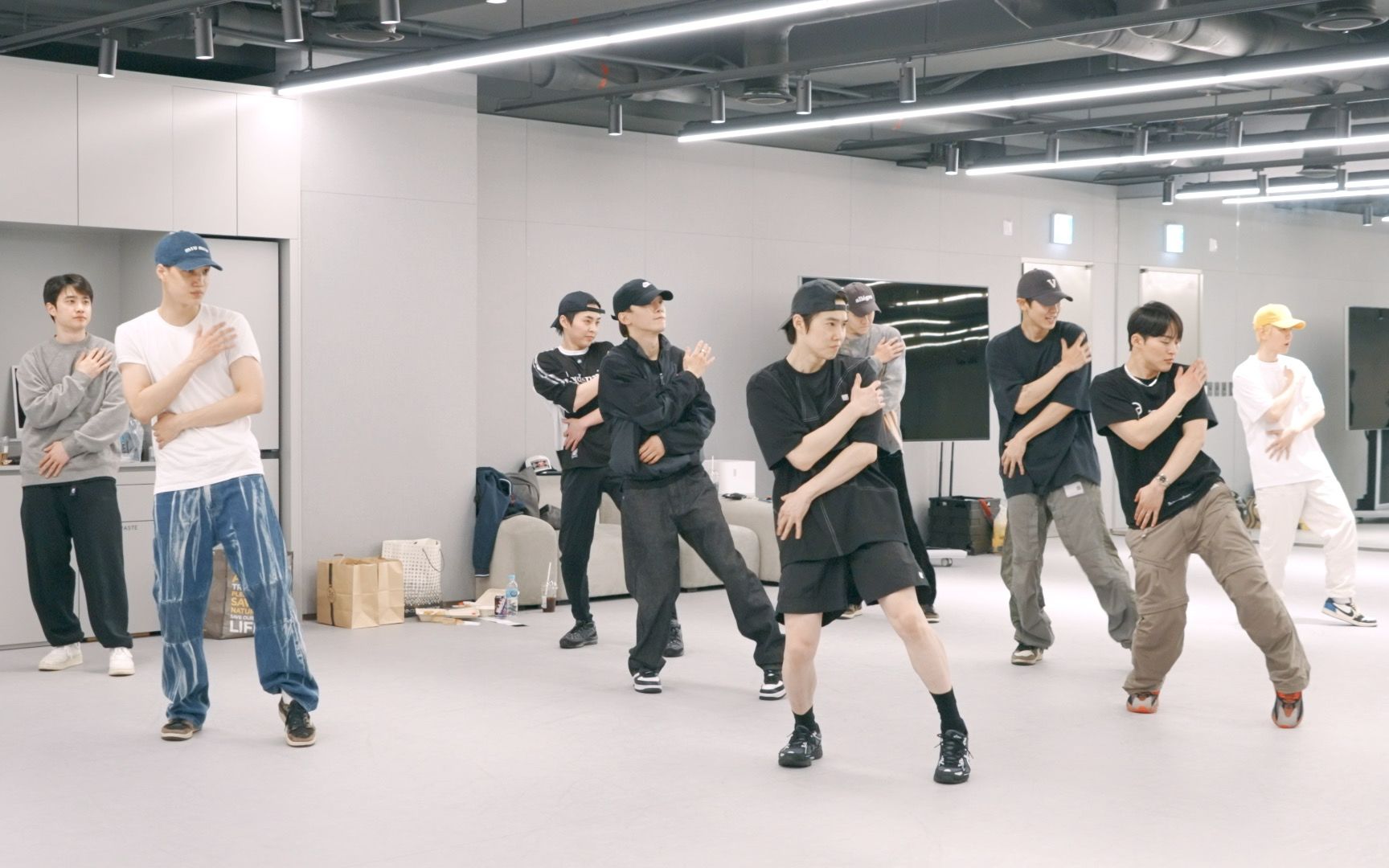 [图]【EXO】EXO《Hear Me Out》&《Cream Soda》Dance Practice Behind the Scenes