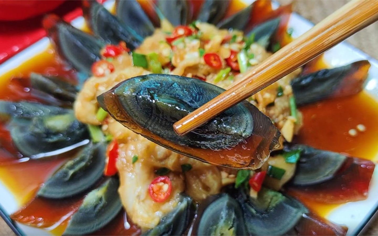 茄子和皮蛋一起凉拌?这做法真是绝了,天热吃,很开胃