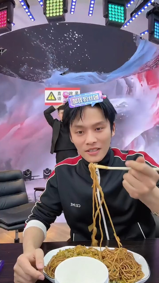 现场小杨哥的一个小动作直接被大杨哥ko