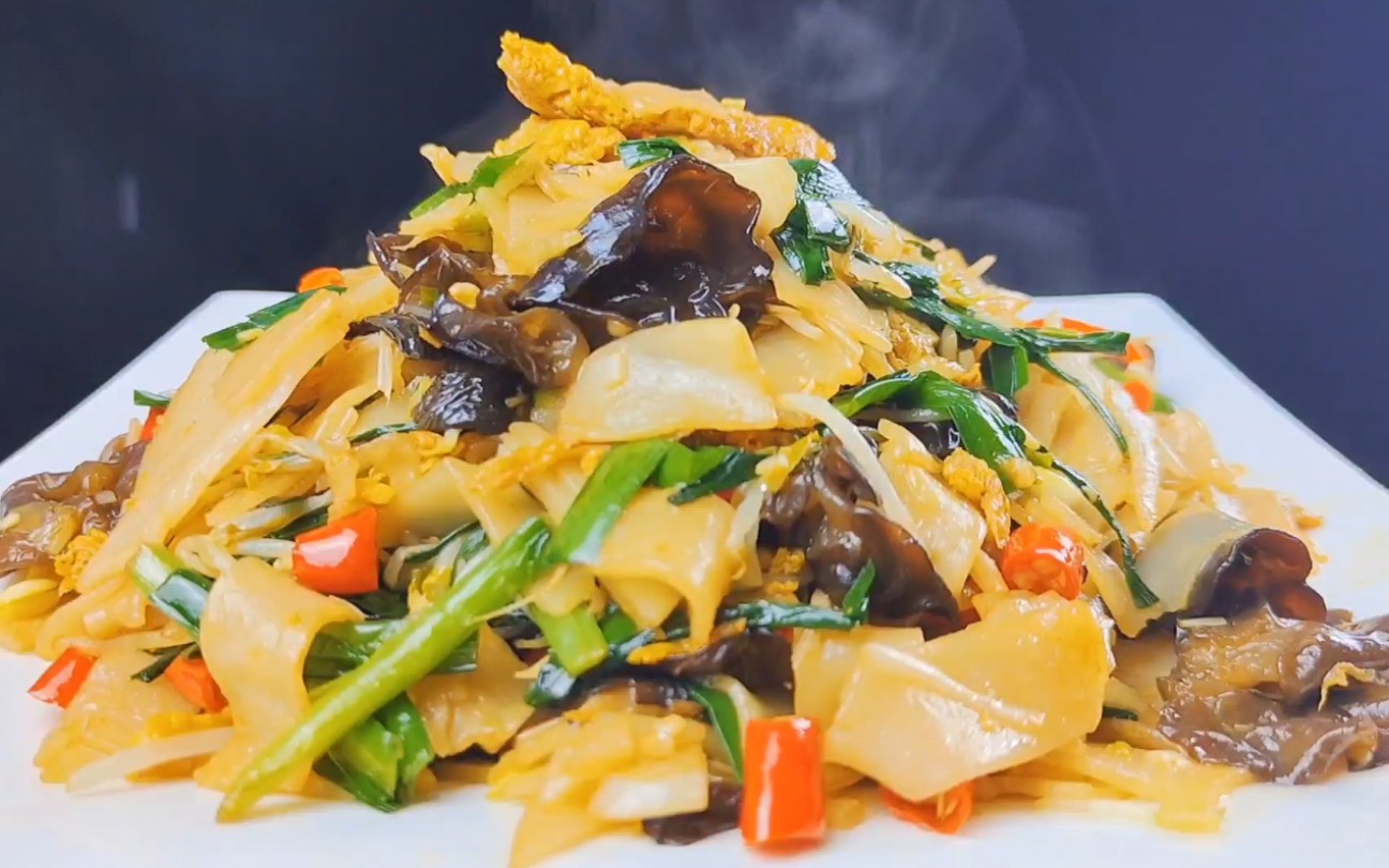 外面10块一份的鸡蛋炒卷粉,在家里5块钱配料就可以炒出来,吃一口就停