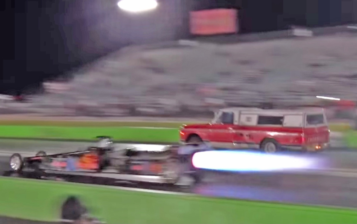 [图]火箭车VS农场卡车 - FARMTRUCK vs. JET DRAGSTER!