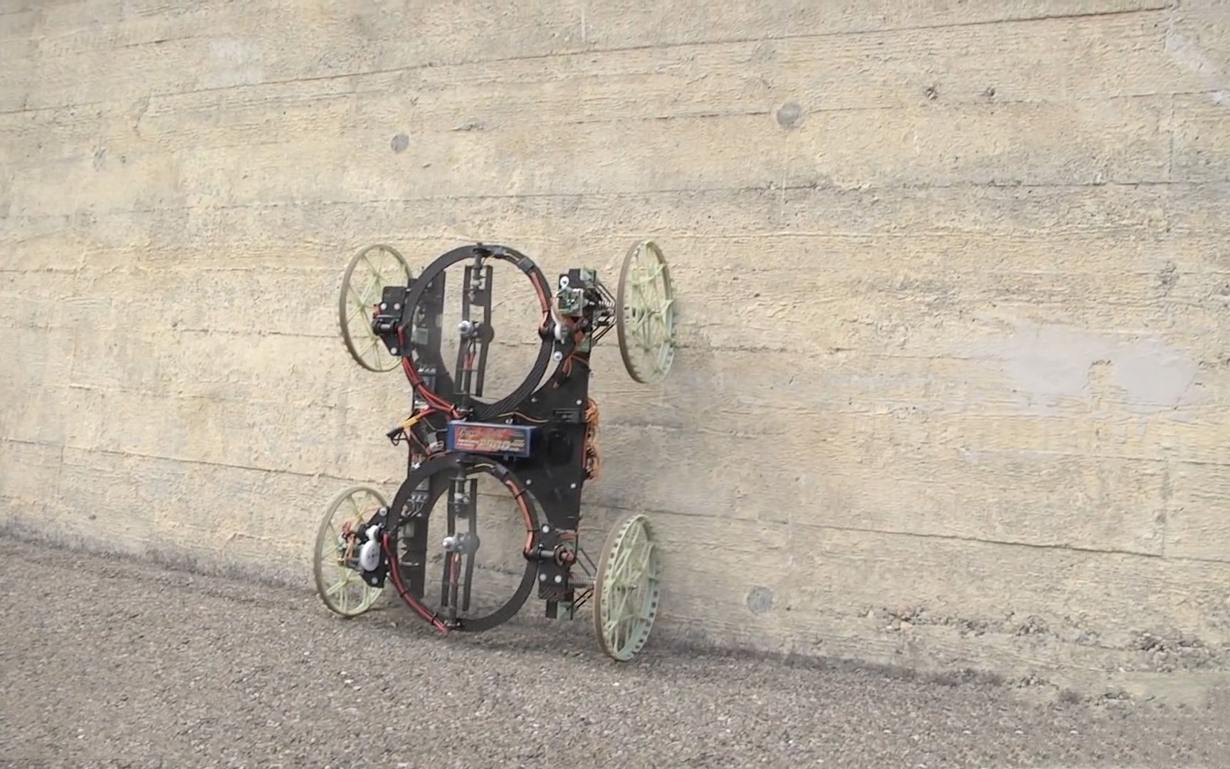 国外发明爬墙机器人,90度墙面上飞檐走壁,功能非常强大!