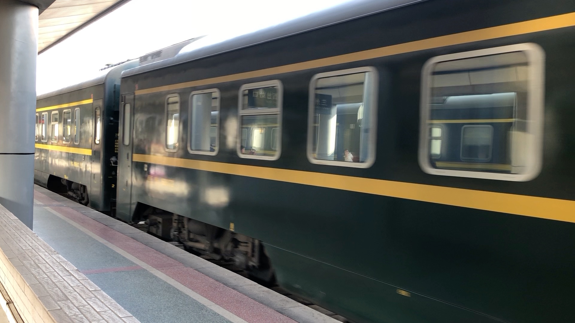 客车z166次进兰州站2站台