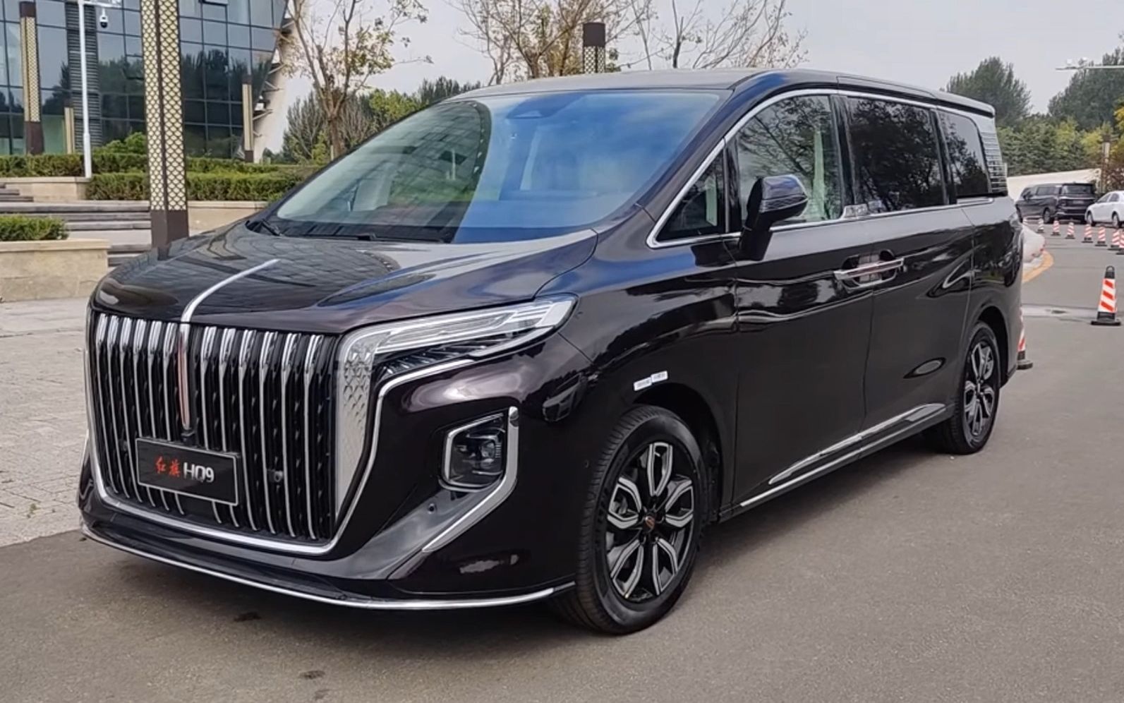 这是红旗hq9,比传祺m8还大气还便宜的自主品牌mpv,如果我有钱了我也