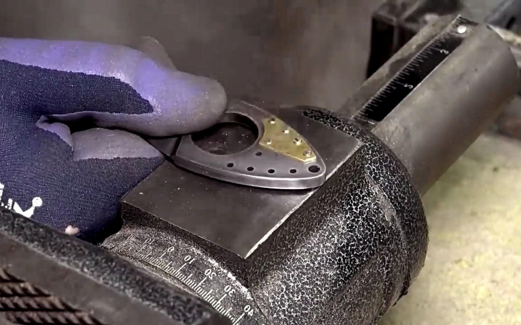 牛人用废铁切割锻造,制造一把"乌金指刃",造型独特