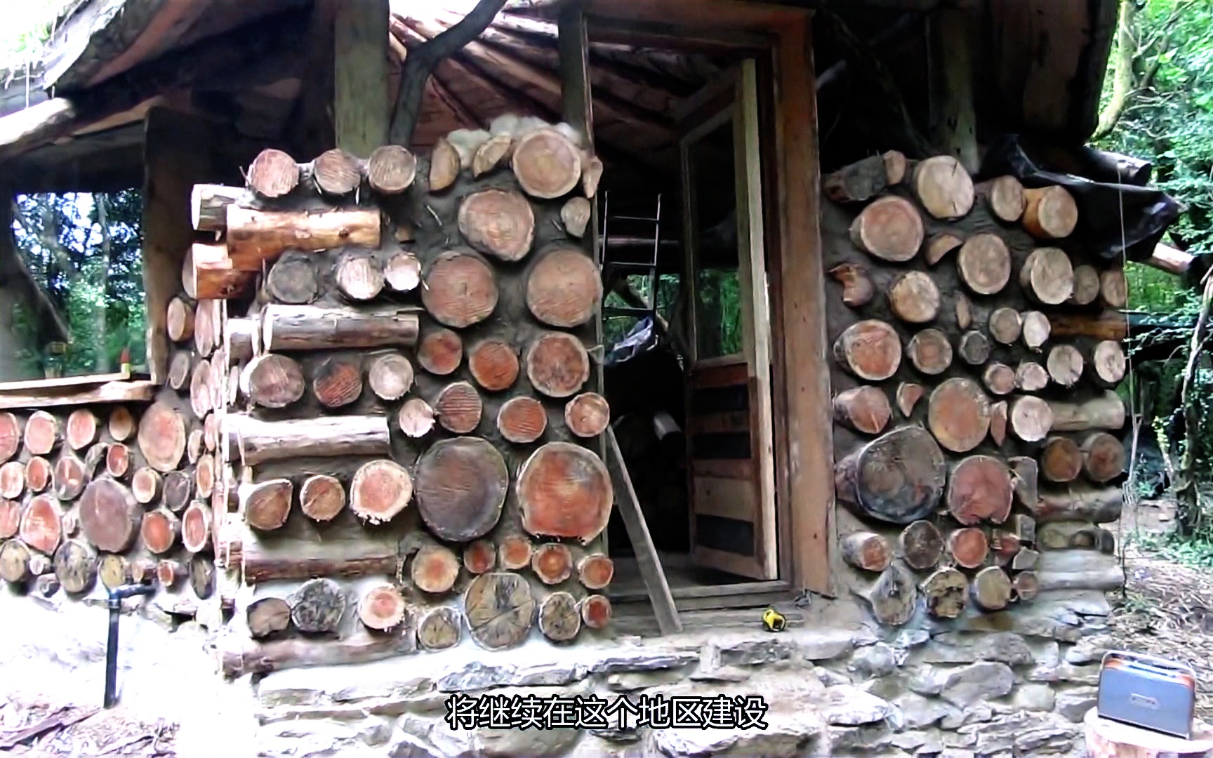 [图]【木屋】 第十八集 另一个窗口-圆木屋（whittlers wood roundhouse build） Youtube搬运 半生不熟