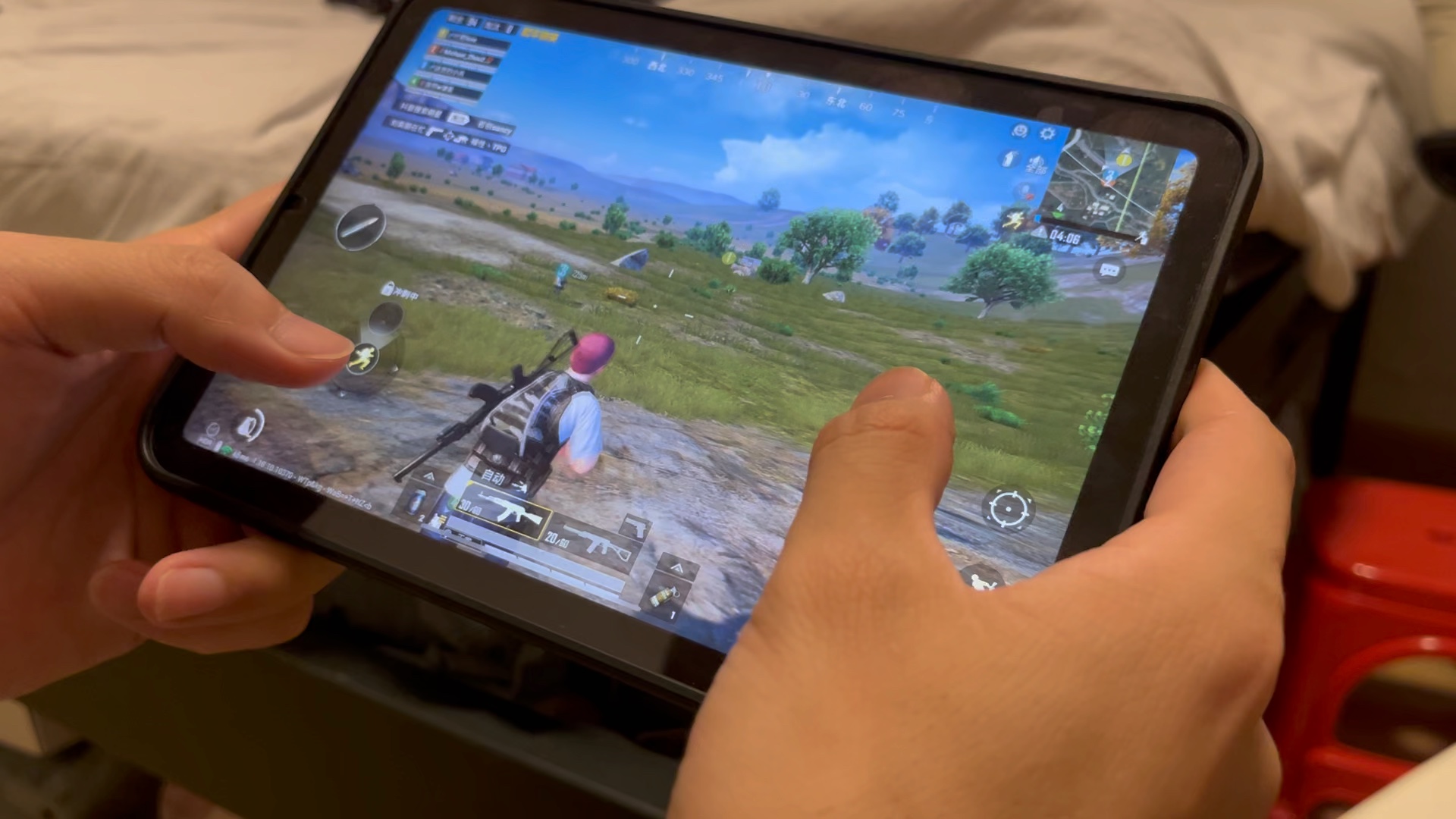 富士康小生哥ipadmini6玩和平精英菜鸡互啄的一生