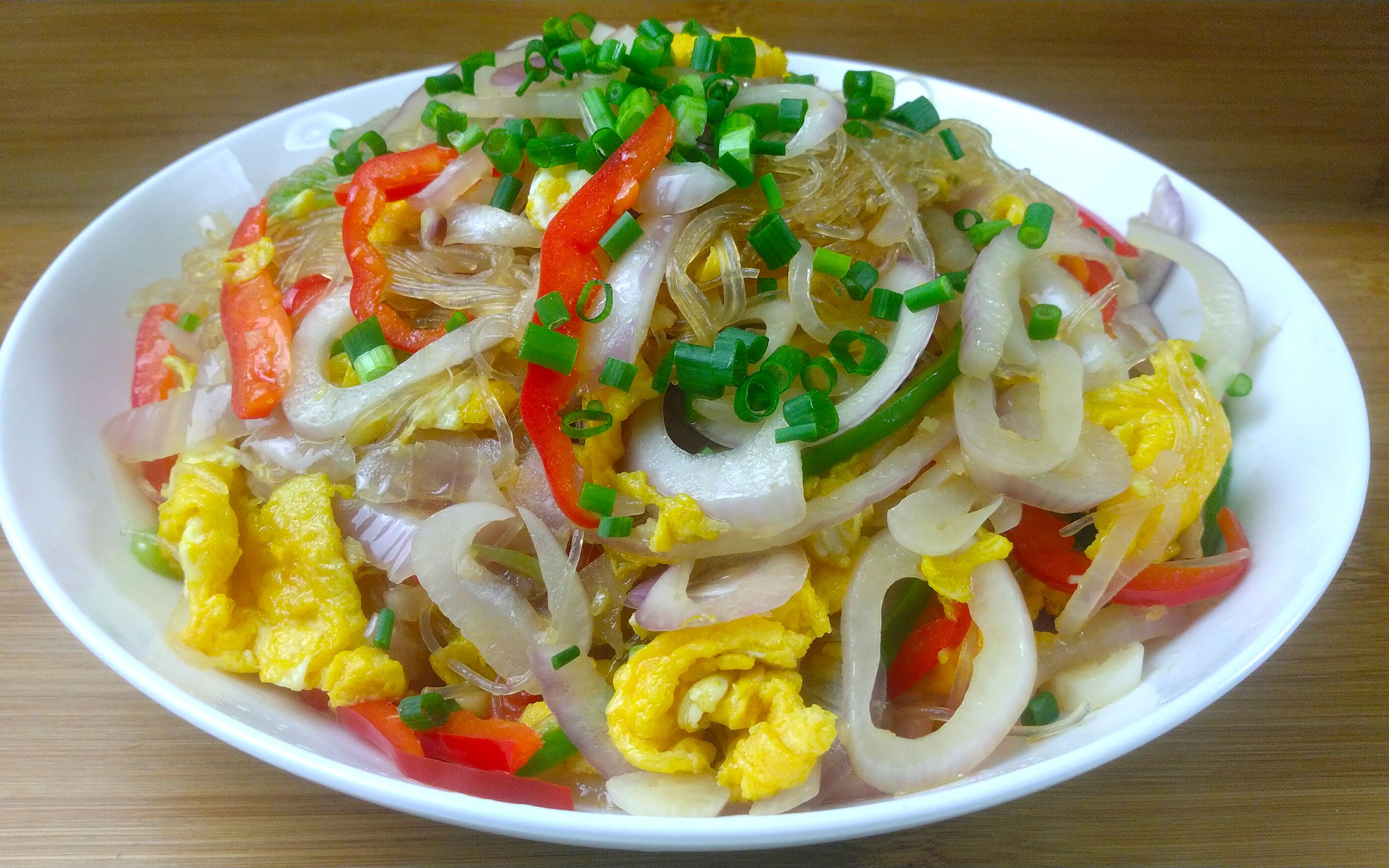 粉丝炒鸡蛋是一道非常地道的农家菜,做法简单,好吃又下饭