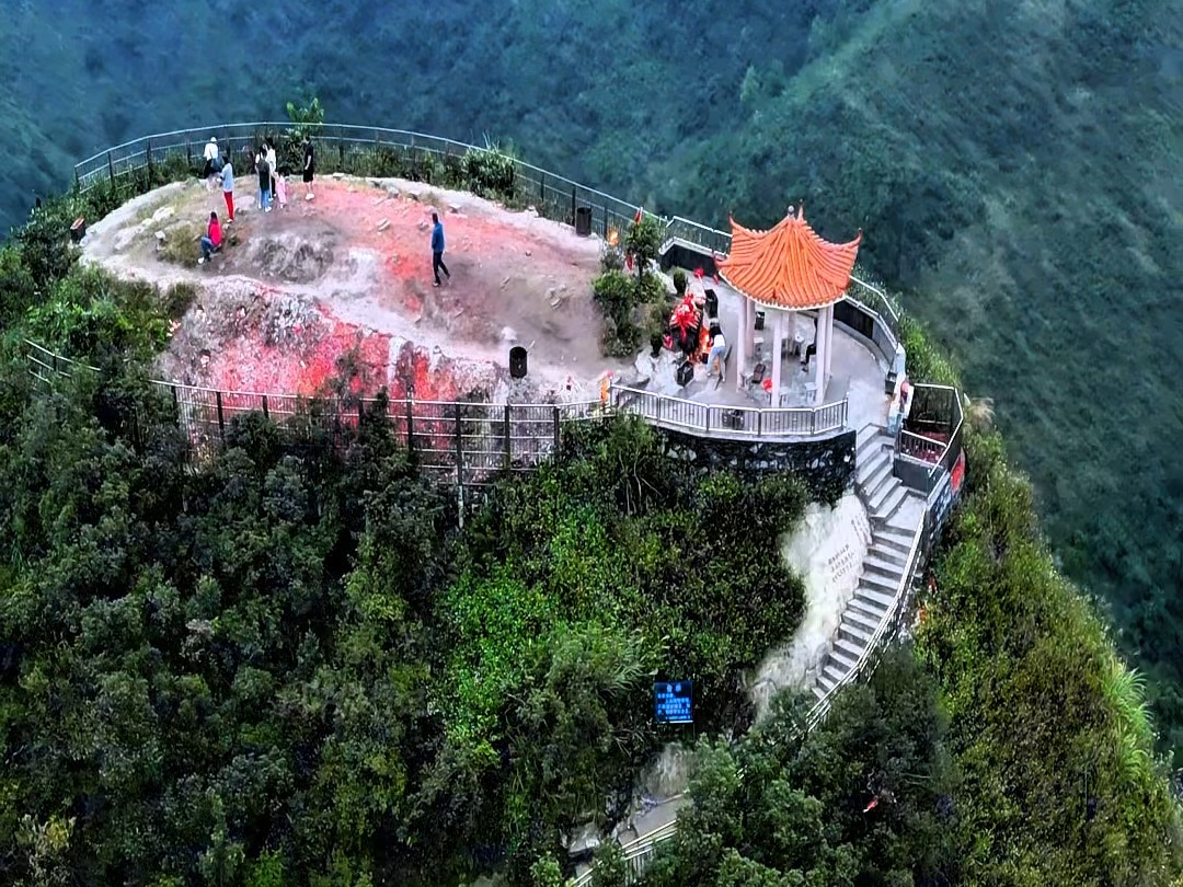 走进清远阳山,领略广东万峰之王,靘雾山,这条开车直达的山路十八弯,你走过吗 #悬崖峭壁上的风景 #盘山公路 #旅行推荐官 #登上山顶看美景 #十万大山...