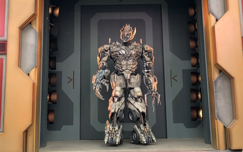 环球影城说相声的威震天