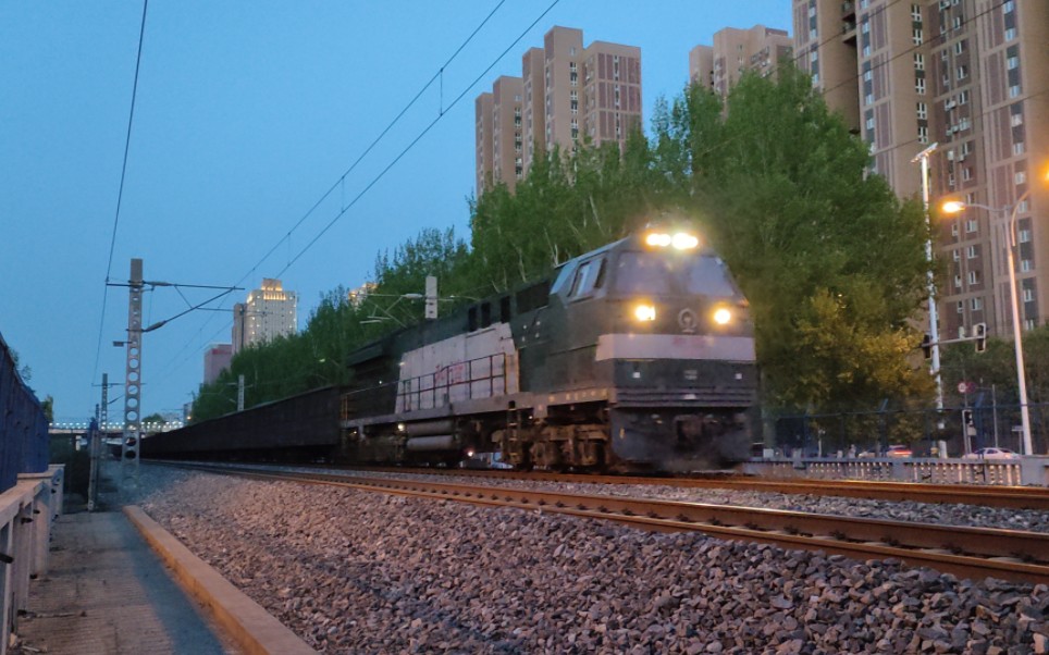 傍晚苏抚线沈局吉段hxn5 0560牵引43180次货运列车接近榆树台站