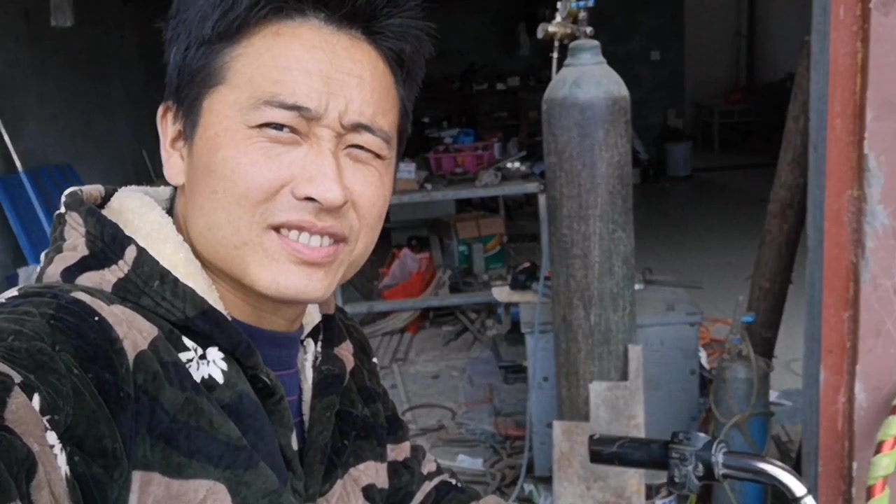 农民李磊把车钥匙搞丢了,直接暴力拆解,更换全新的