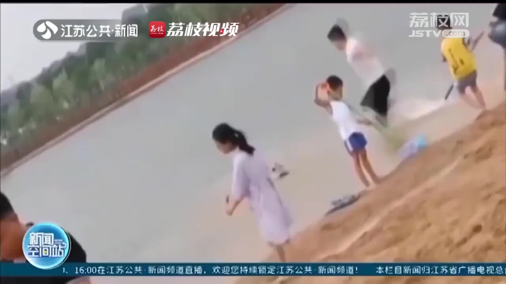 [图]两次下水 小伙勇救4名溺水女孩