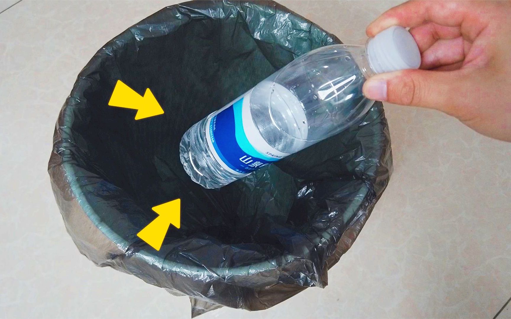 以后就这样做!垃圾桶里放一个塑料瓶,真是聪明,解决了大难题