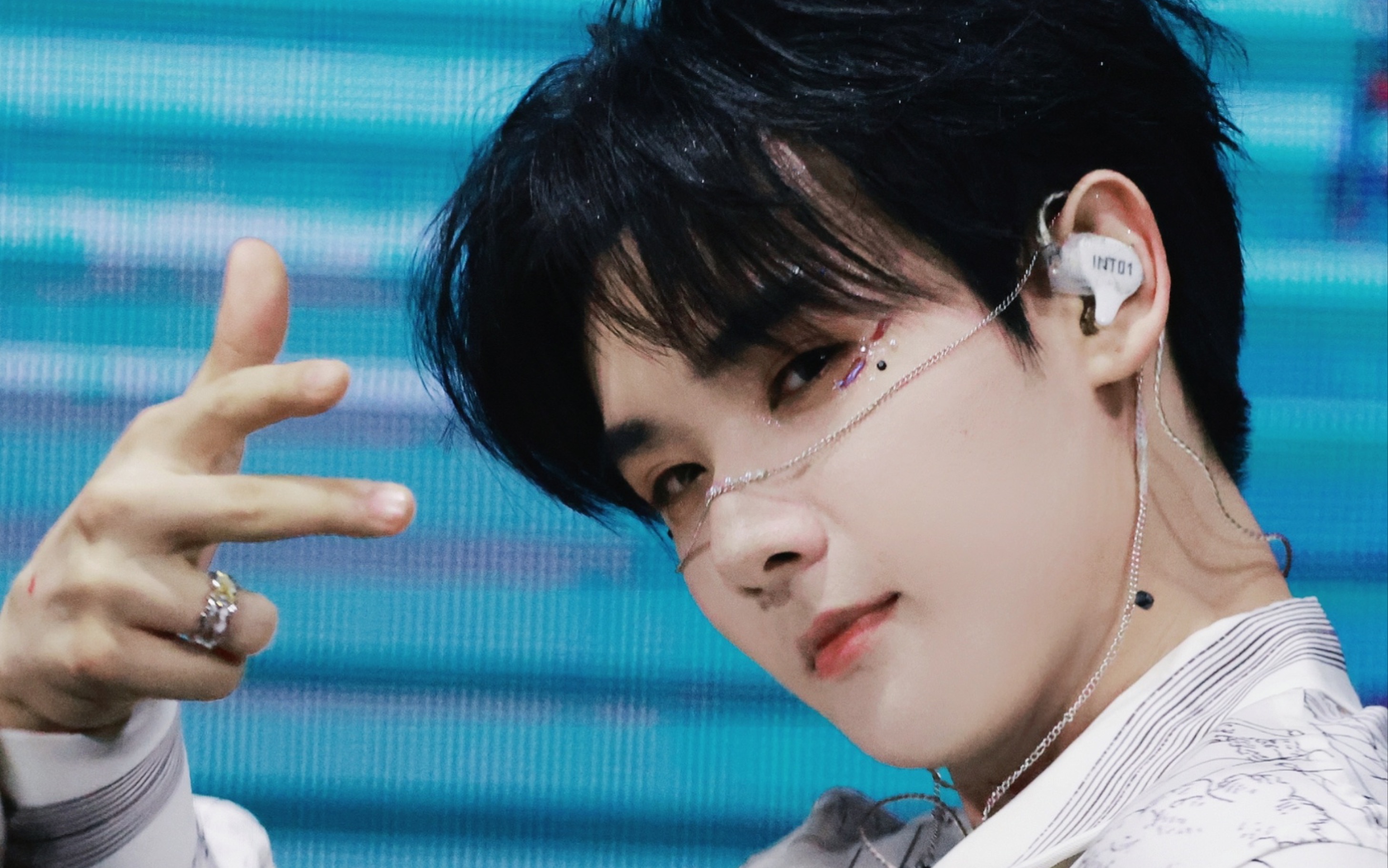 高小九连夜雪耻 此时的高卿尘早已不再是从前那个青涩的小男孩了 他