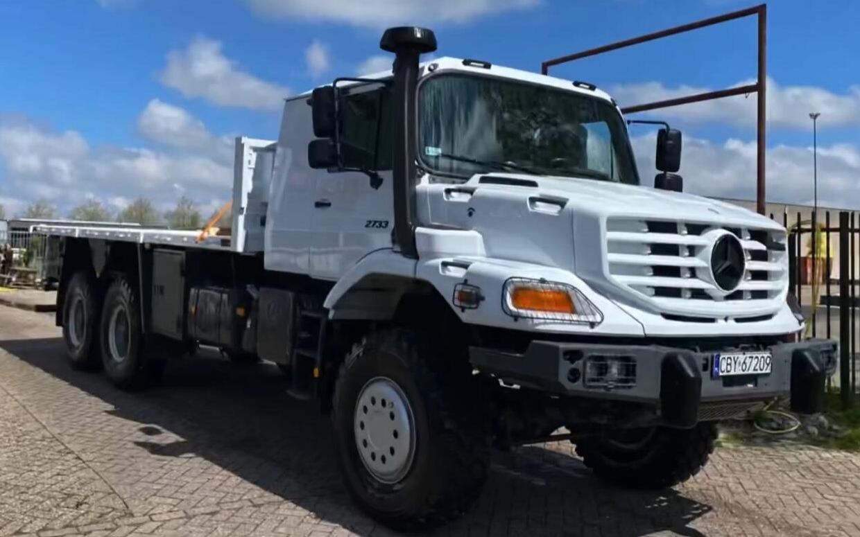 奔驰赛托斯6x6越野卡车洗车