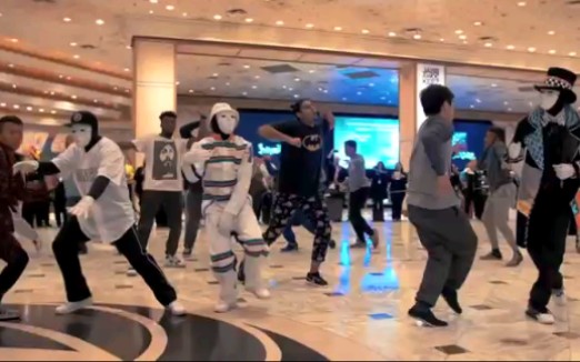 [图]【假面舞团 Jabbawockeez】假面舞团商场快闪火星哥 引全商场围观。