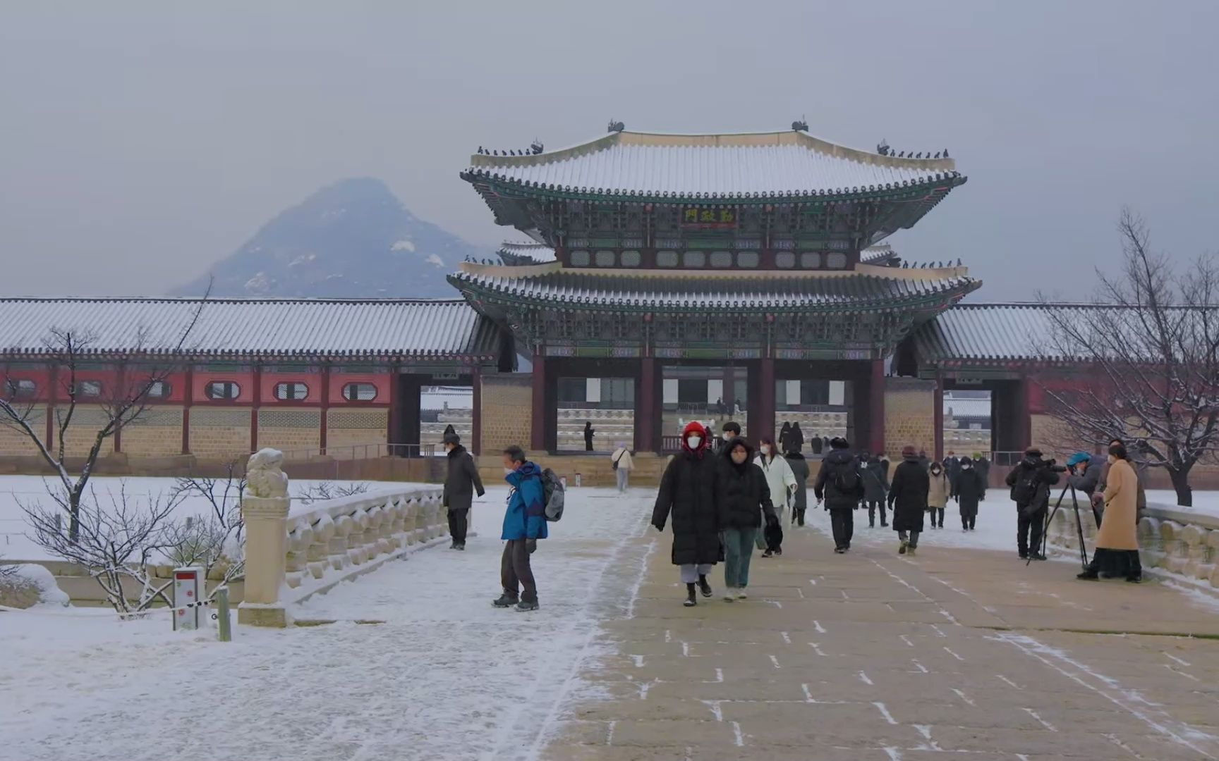 [图]韩国首尔景福宫雪景中穿着漂亮韩服的人们