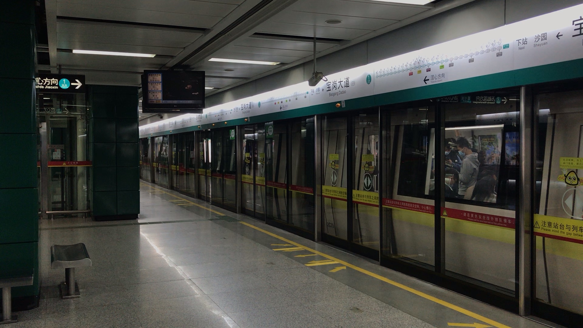 广州地铁8号线(滘心方向)本务a2型"庞巴迪"宝岗大道站出站