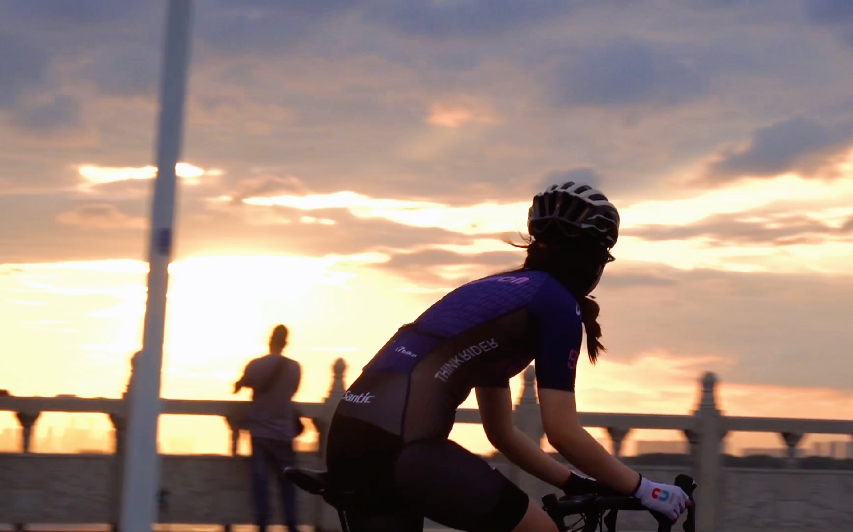 骑车看夕阳好浪漫