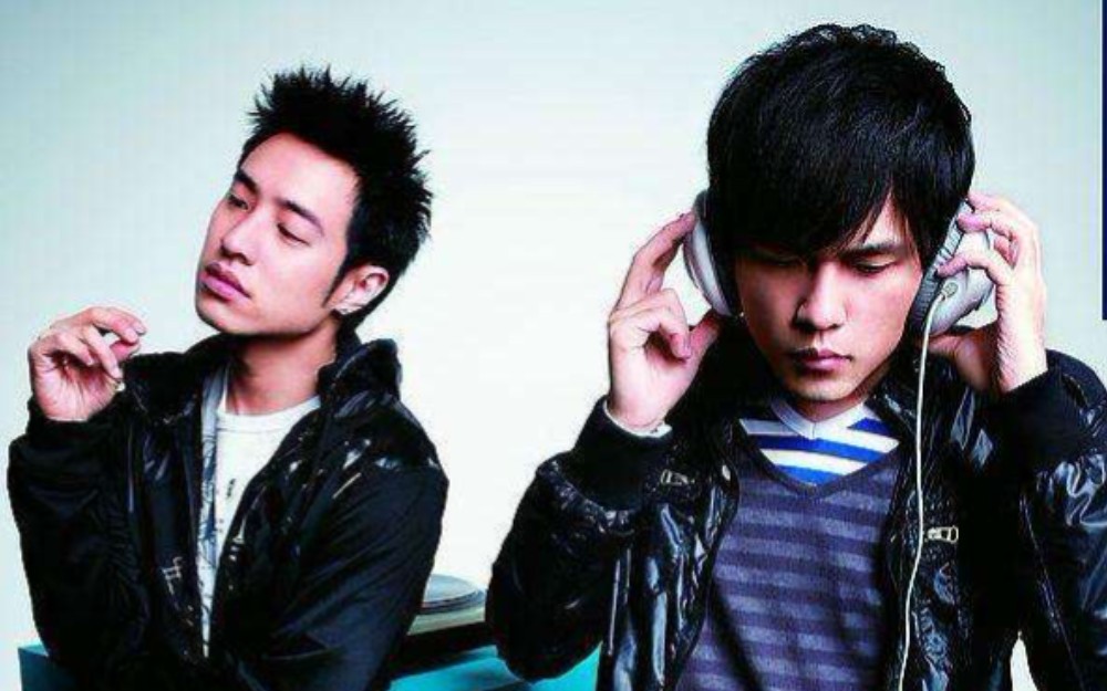 当周杰伦出现在潘玮柏演唱会上二度合唱听妈妈的话