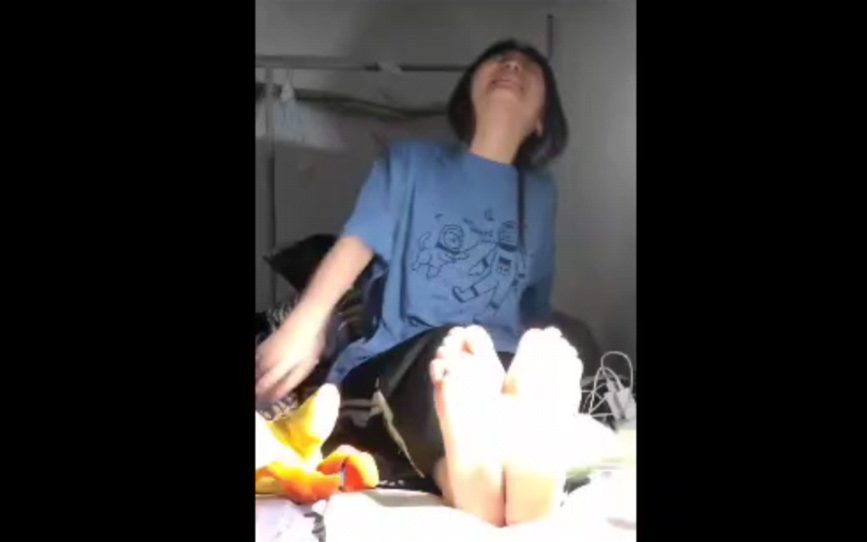 清纯女大宿舍挑战挠脚心不许笑