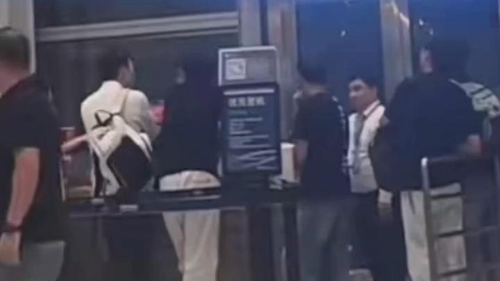航班延误6小时，旅客被迫机场过夜，西部航空：飞机遭鸟击受损，非航空公司原因，无法补偿