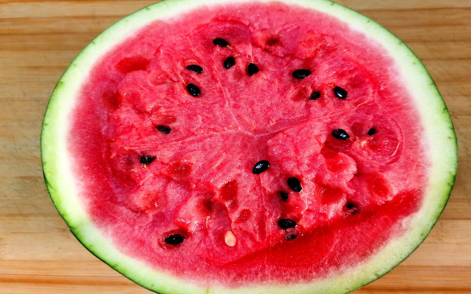 五一长假,高温下的西瓜太诱人了,咬一口下去咋会这样呢