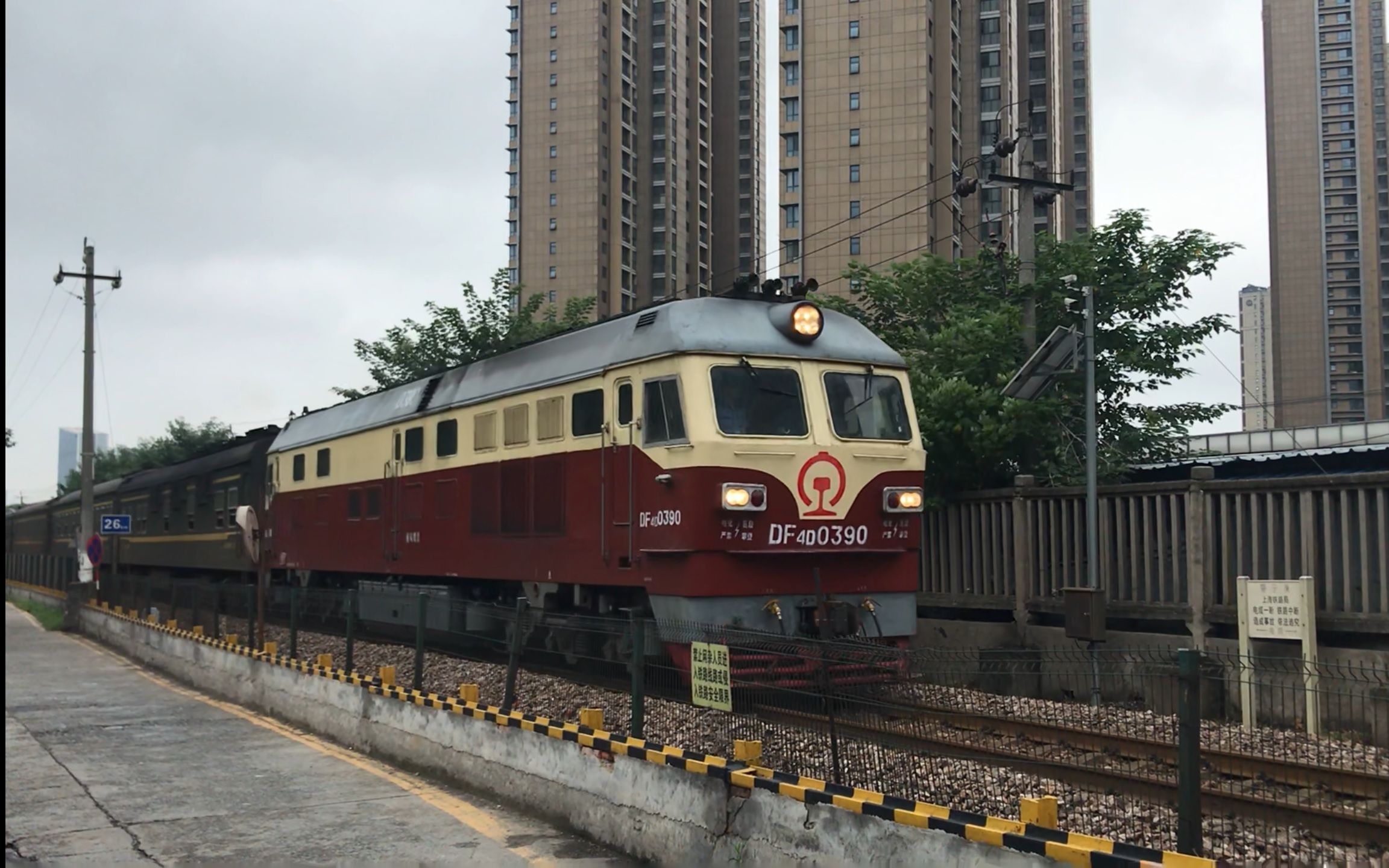 南局鹰段df4d型内燃机车0390号机牵引k34次列车上行