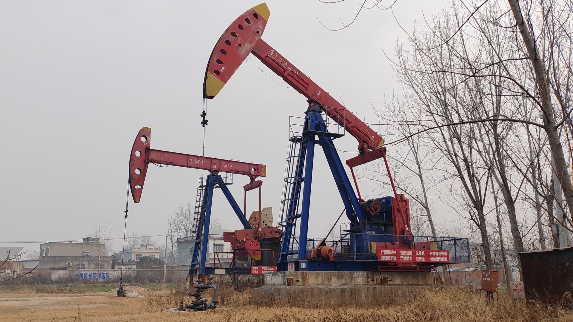 河南油田,两台不同厂家的游梁式抽油机,共同点是他们的架子都是岔开的