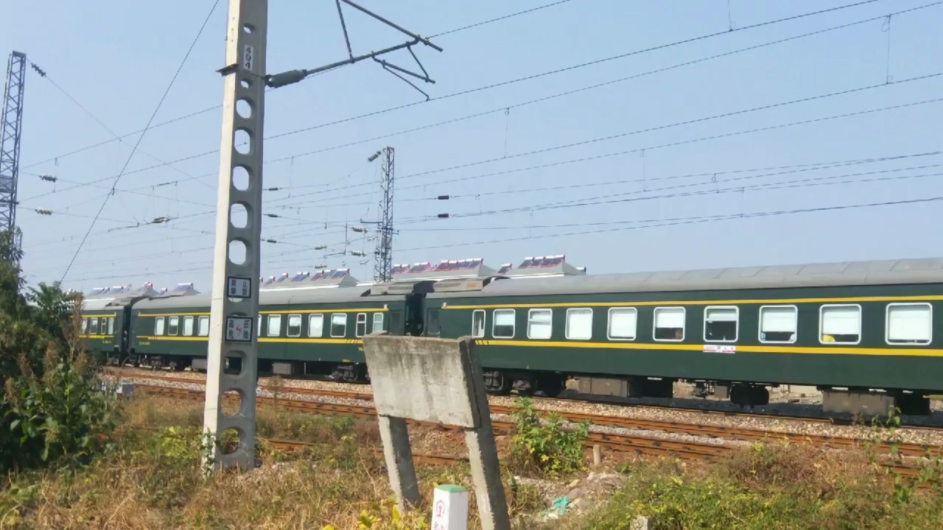 和谐电hxd1d牵引乌鲁木齐至杭州k593次列车驶过阜淮铁路淮南西站