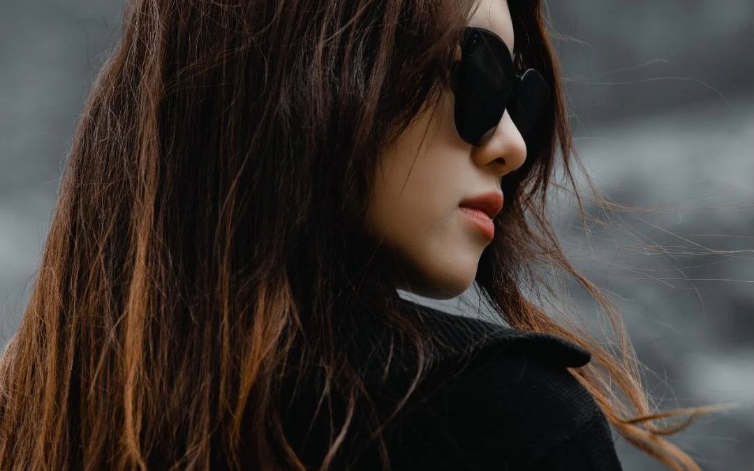 带上墨镜做酷酷的女孩