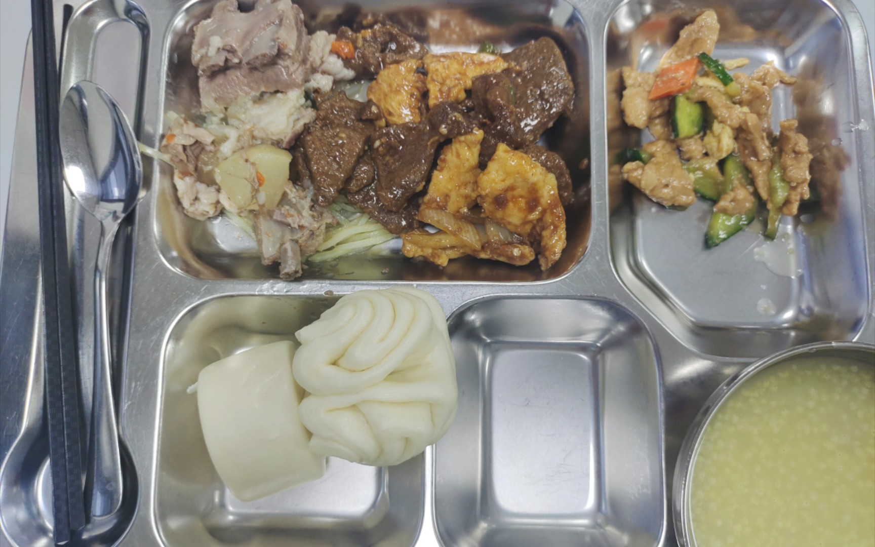 10月30日,单位食堂晚餐.