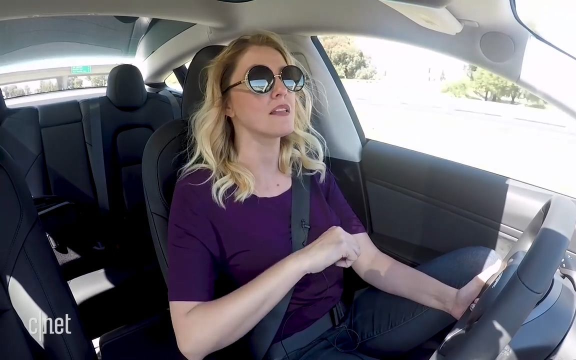 美女喜提特斯拉model3这项功能让她尖叫凰家搬运