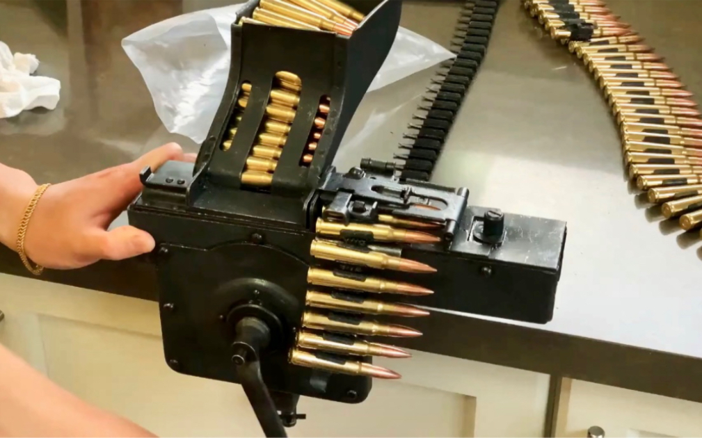 二战德军的mg42机枪弹链装弹器,后勤骂娘的原因找到了