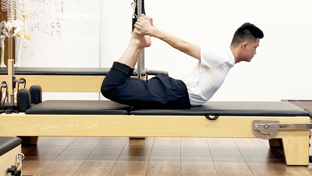 《普拉提垫上动作》- 弓形摇摆 the rocking,非常好的背部力量练习