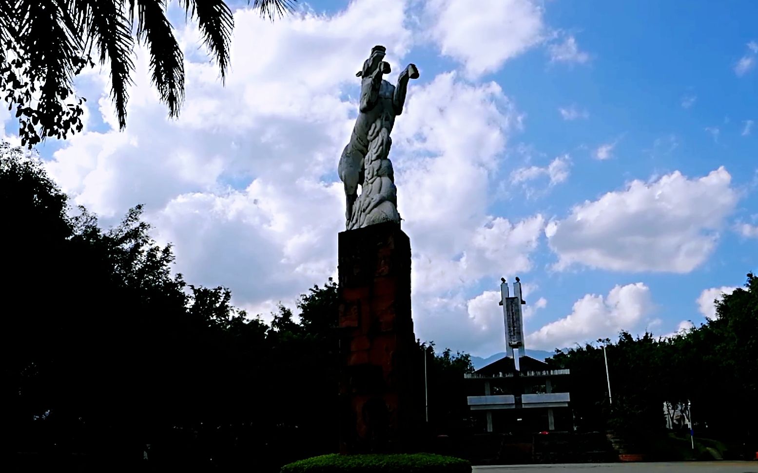 实拍云南耿马地标白马广场,天蓝地美云南特色_哔哩哔哩 (゜-゜)つロ