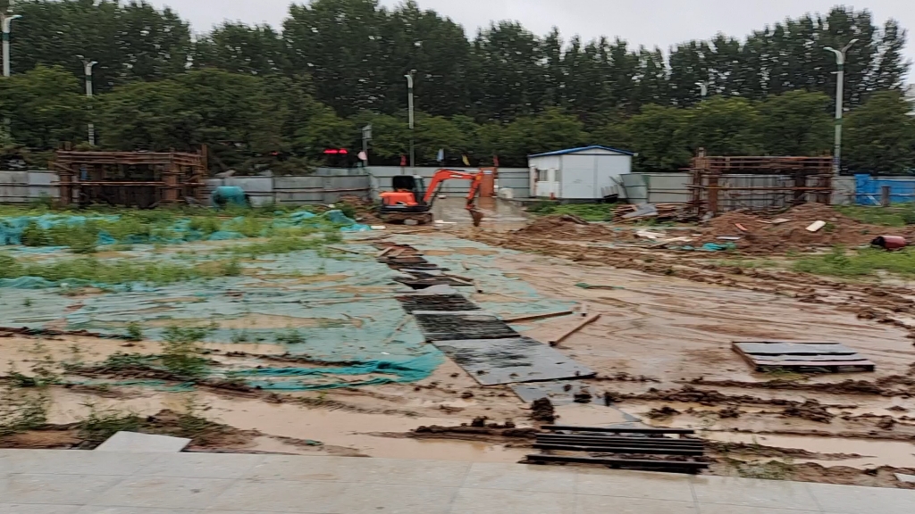 暴风雨后的建筑工地,大雨冲刷了一切,室外积水,雨棚漏水.