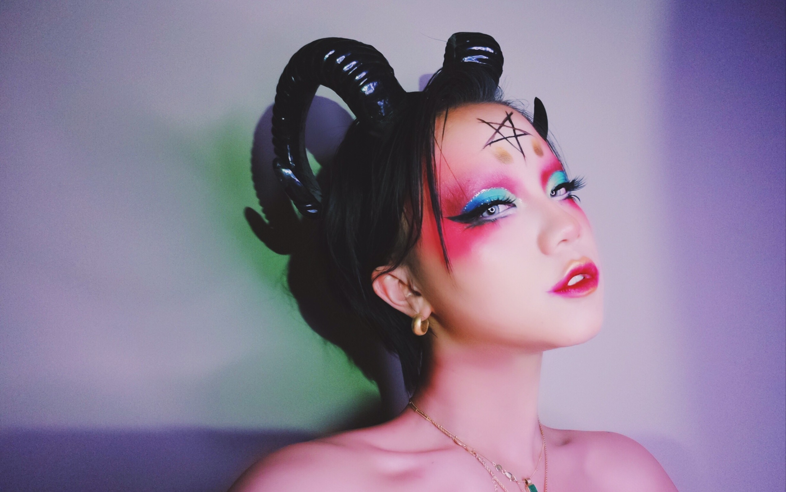 正正正哥首次尝试drag妆容莲龙青sugarockdeitiessorcery眼影盘使用