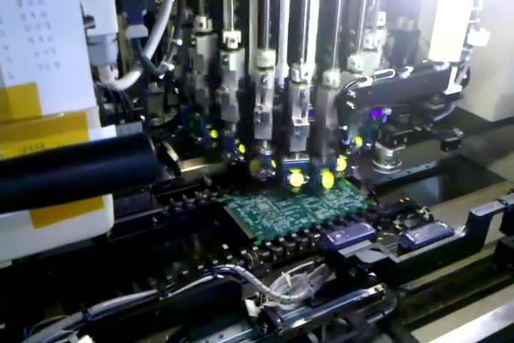 超高速贴片机工作欣赏 - 富士cp-643 20头转塔式贴片机