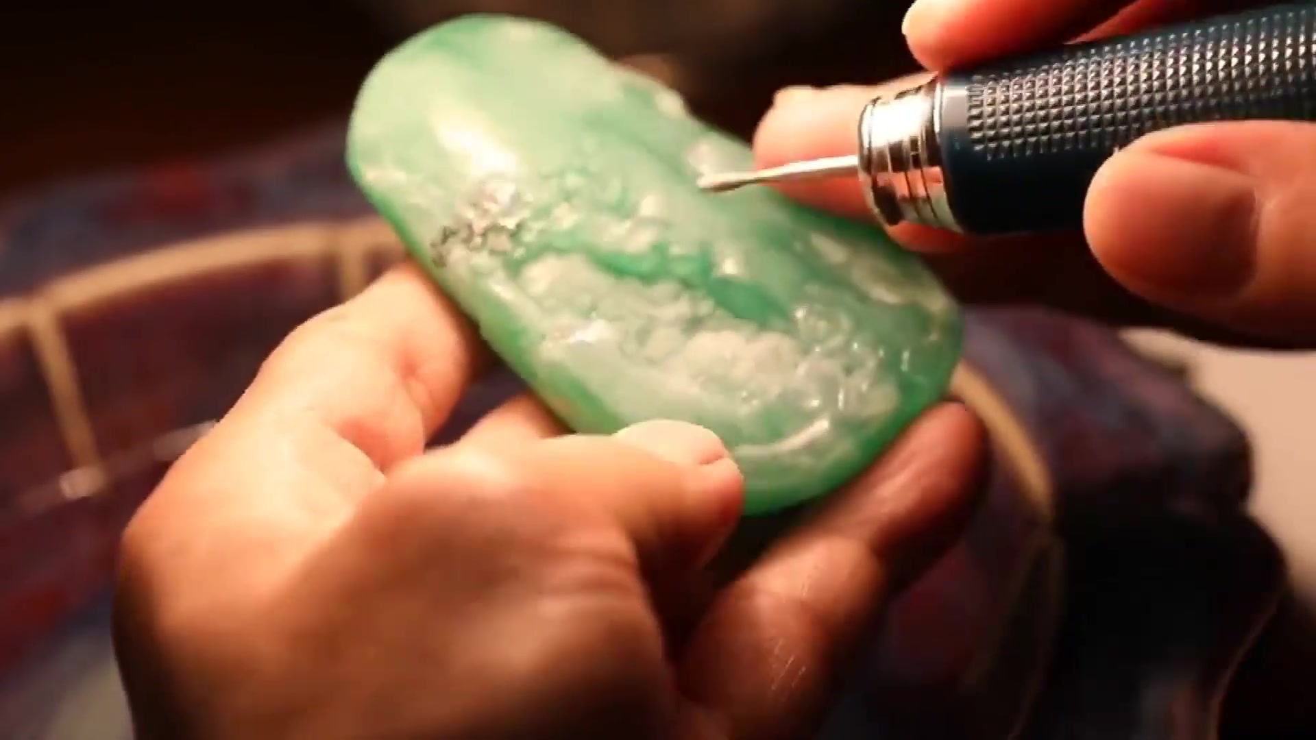 我是玉雕师,熟练掌握翡翠雕刻中的"四调",才算是合格的雕刻师