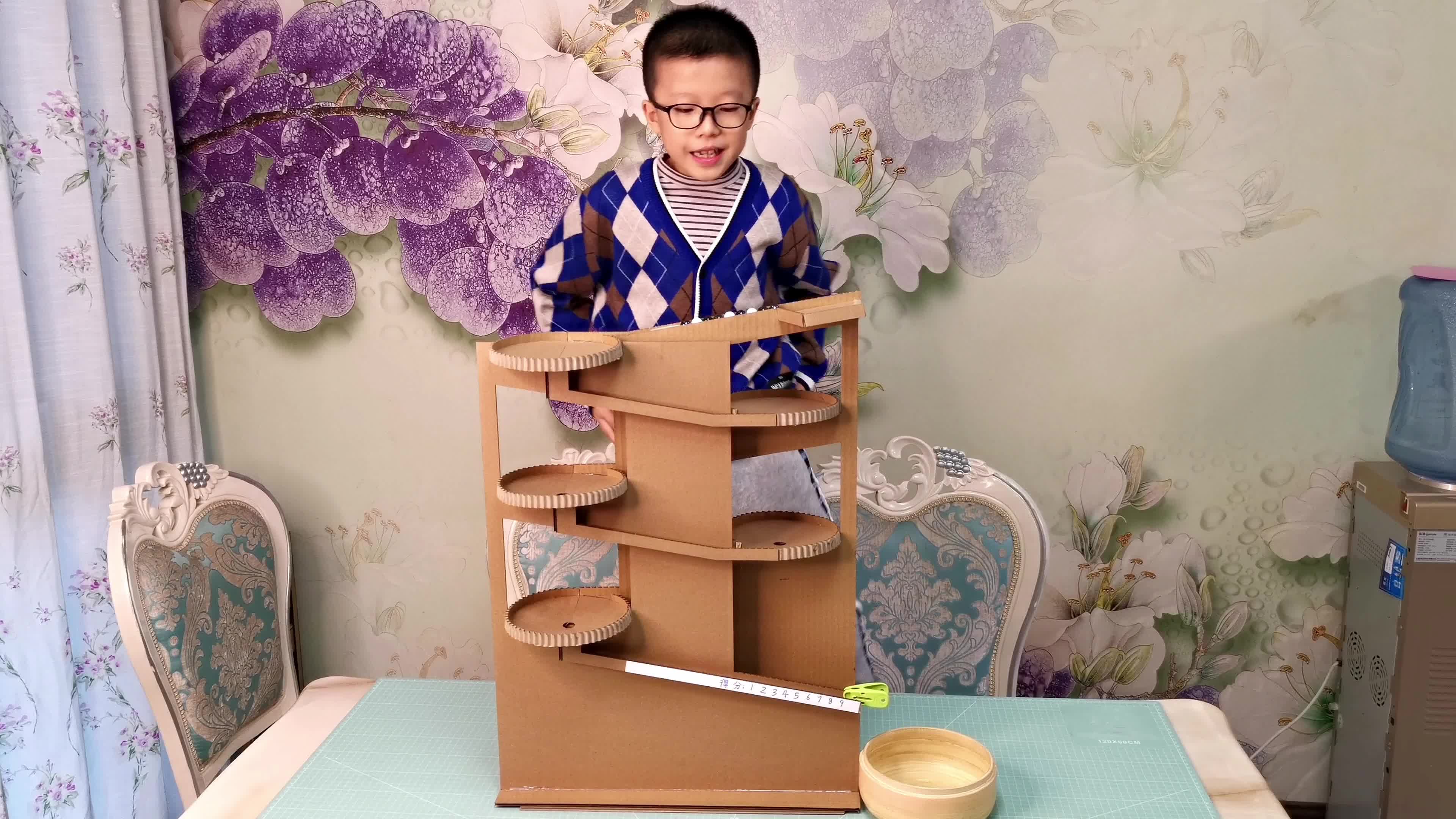 用纸壳手工制作弹珠圆盘赛道,好玩的亲子互动玩具,可以多人比赛