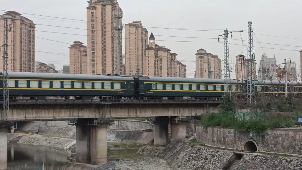 郑局郑段hxd3c0135牵引电客k606合肥站开出