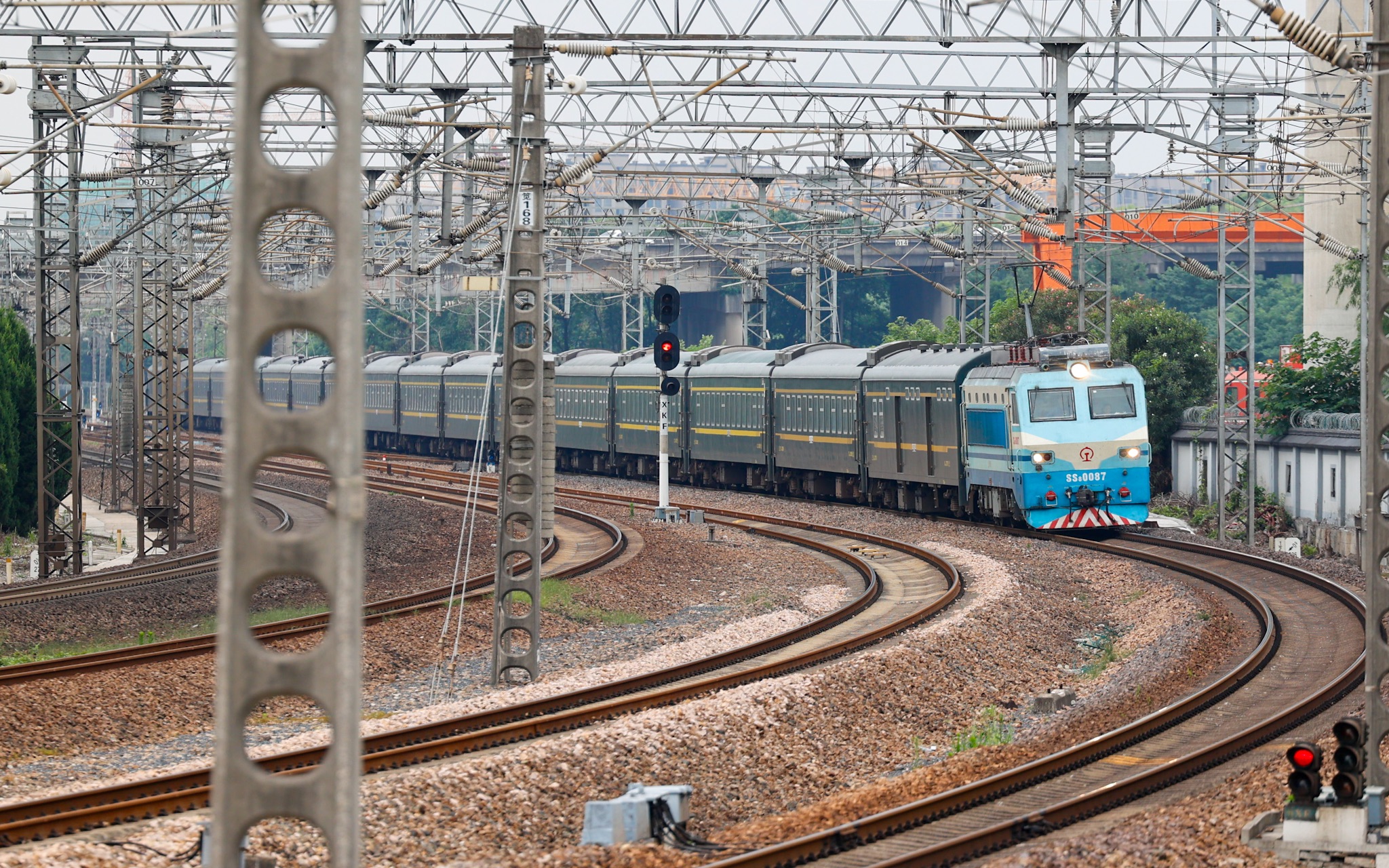上局沪段ss8 0087牵引电力客车k72次经过沪昆线k189km 笕桥大弯道