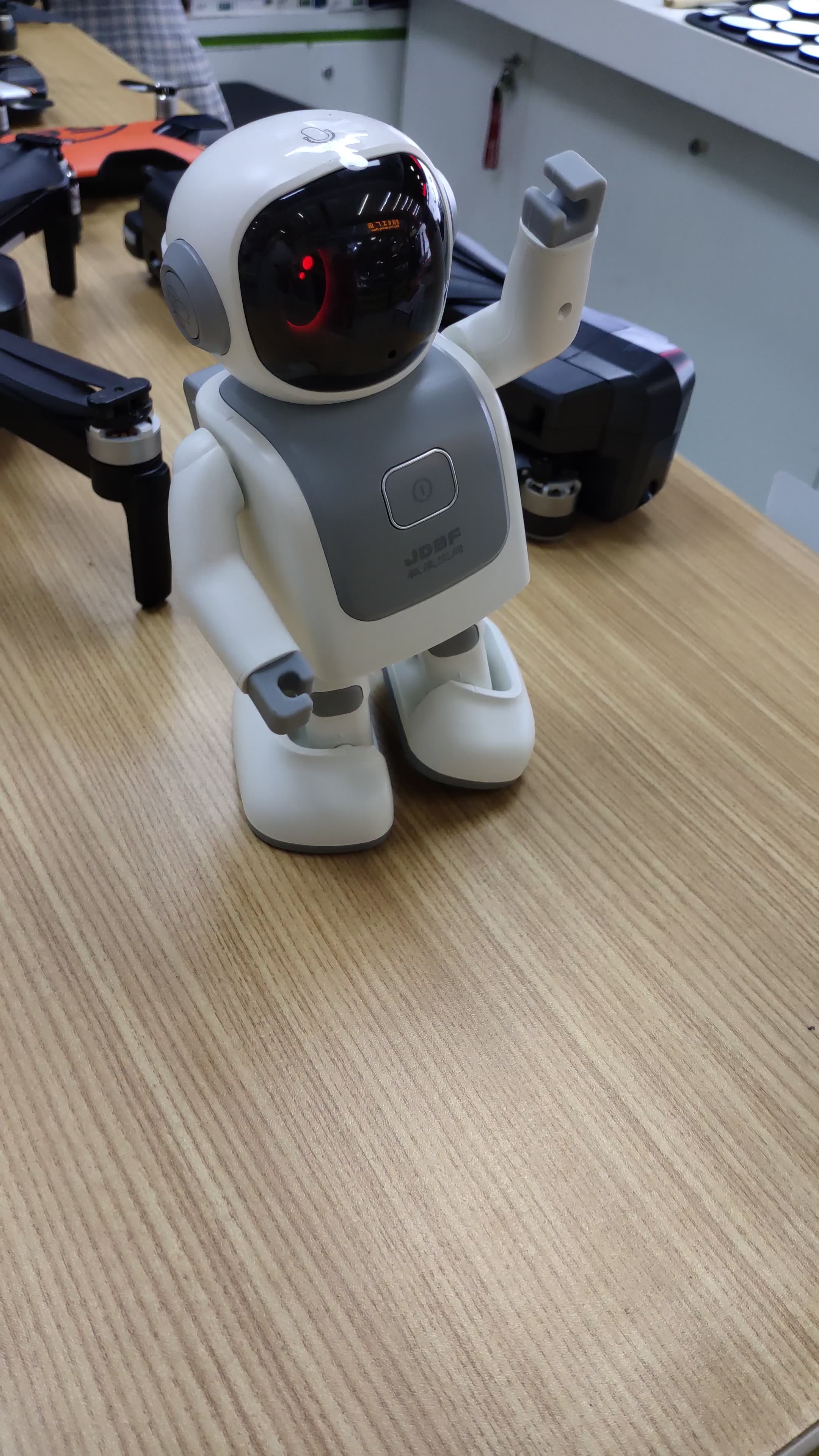 我是一个会跳舞的小可爱机器人哦你们会喜欢我吗