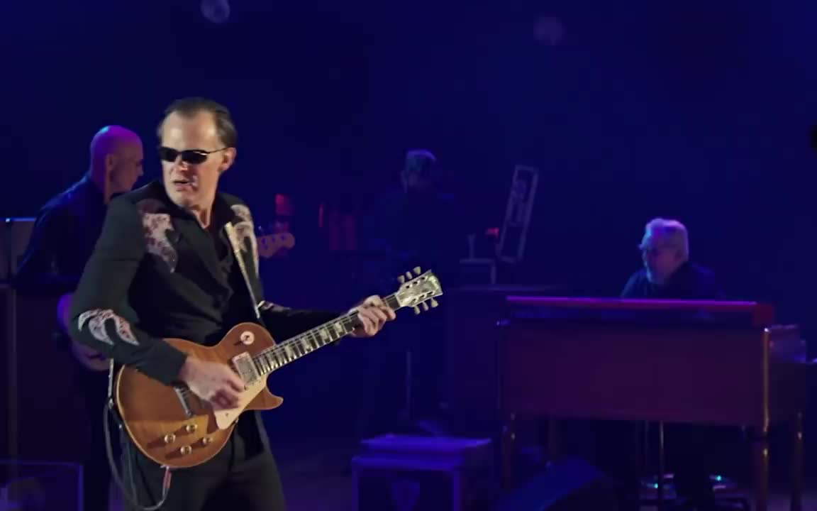 [图]布鲁斯摇滚 不同年代的Joe Bonamassa - Walk In My Shadow