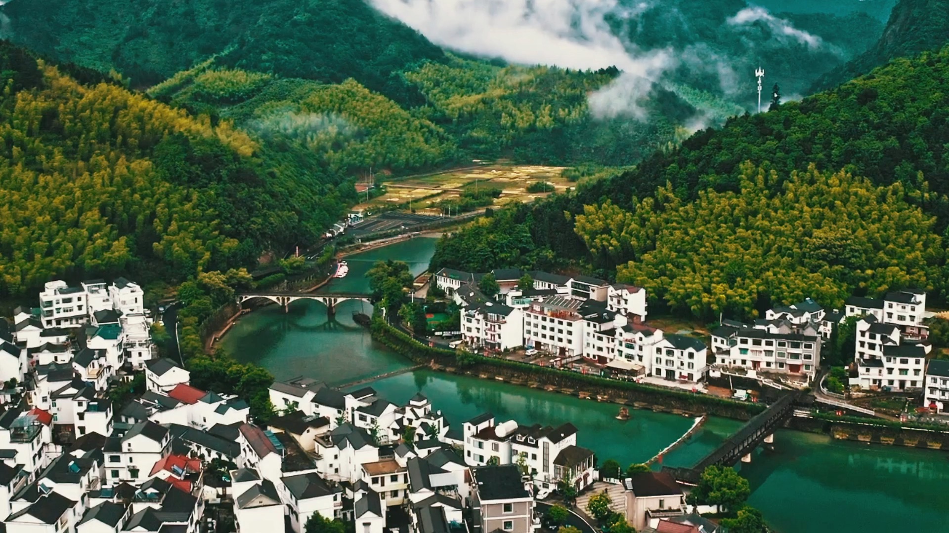 [图]从昔日的贫困村到如今的美丽乡村！绿水青山就是金山银山！