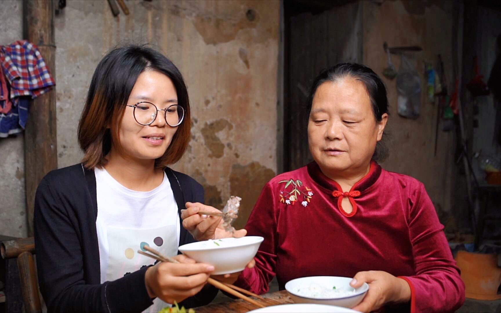 结婚后儿媳妇和农村婆婆地里干活,儿子不在家,看婆婆让儿媳吃的啥
