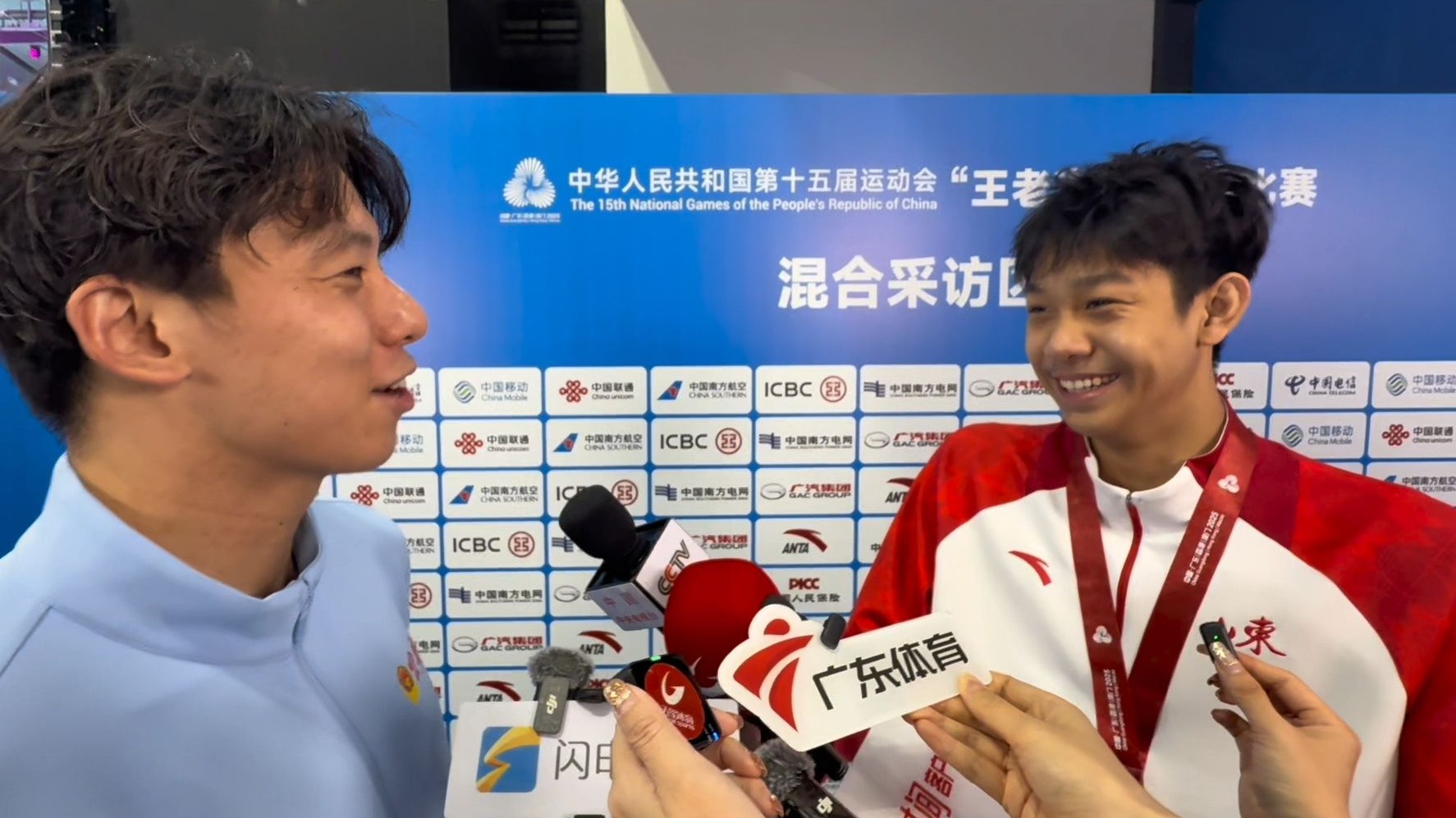 张展硕赛后拿起总台记者话筒体验做记者……
