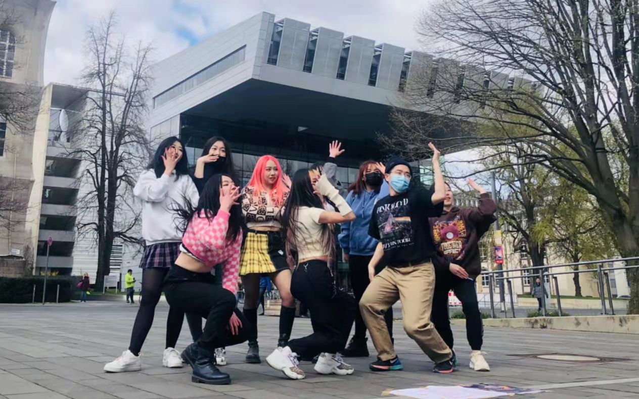 德国随机舞蹈路演 waitingforyou alien编舞下雪天室外齐舞